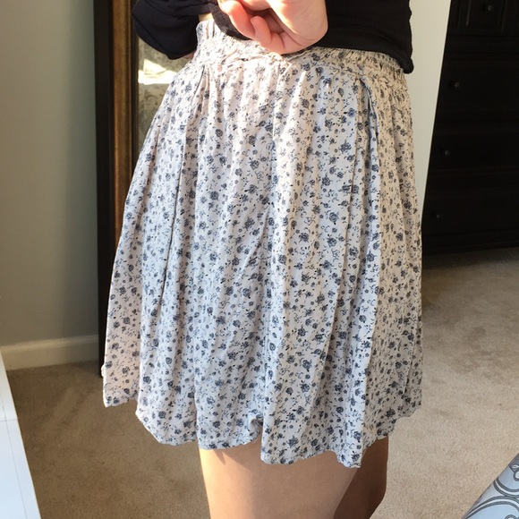 BRANDY MELVILLE Flowy Patterned Skirt - Picture 3 of 9
